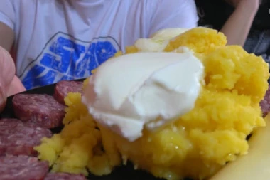 (RECEPT) Daje SNAGU i NE GOJI: Kuvana PALENTA sa mocarelom