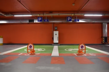 POLICIJA TRAGA ZA MUŠKARCIMA KOJI SU POKUŠALI DA ZAPALE GARAŽU U BEOGRADU: Unutra se nalazio skupoceni automobil!