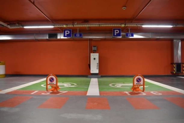 POLICIJA TRAGA ZA MUŠKARCIMA KOJI SU POKUŠALI DA ZAPALE GARAŽU U BEOGRADU: Unutra se nalazio skupoceni automobil!