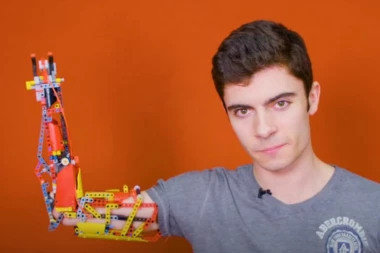 (VIDEO) David Agilar napravio sebi protetičku ruku od Lego kocki, a sve u želji da isto učini BESPLATNO i za druge