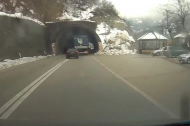 (VIDEO) Idiote, mogao si nekoga da ubiješ! Preticao preko duple pune i to u tunelu