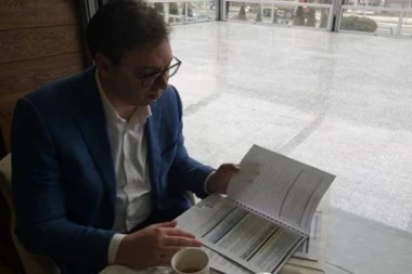 (FOTO) Kafa ili čaj? Ovako se Vučić priprema za novi radni dan
