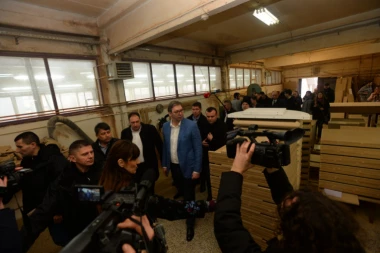 (FOTO) Žena sa teškim problemom se požalila Vučiću, on joj obećao rešenje!