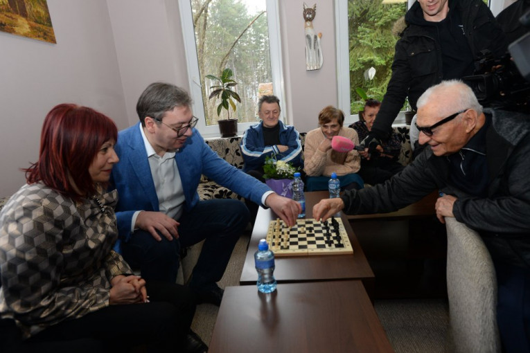 (FOTO) Predsednik igrao šah sa penzionerom, evo ko je pobedio