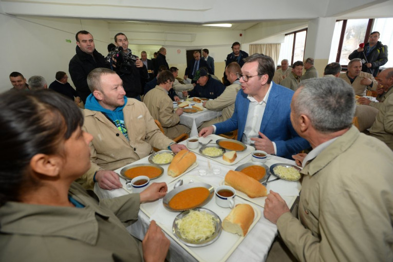 (FOTO) Vučić posetio fabriku, pa seo sa radnicima da ruča pasulj i hleb!