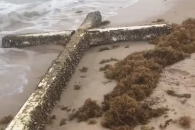 (VIDEO) Na obalu se nasukao ogroman krst, vernici tvrde da je to sveti znak!