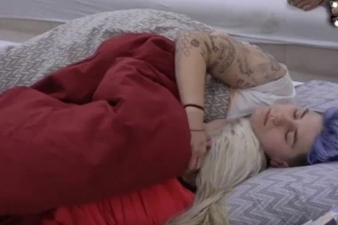 Sanja i Matora se mazile ispod pokrivača, a onda se pomerio jorgan, pa izvirilo ovo!