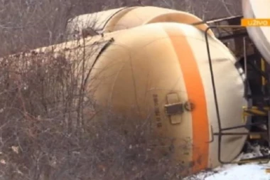 Iskliznula cisterna sa šina: Voz prevozio fosfornu kiselinu