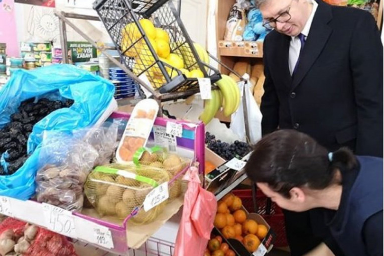 (FOTO) Prodavačica nije mogla da veruje: Vučić kupio jabuke i grickalice u seoskoj prodavnici!