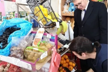 (FOTO) Prodavačica nije mogla da veruje: Vučić kupio jabuke i grickalice u seoskoj prodavnici!