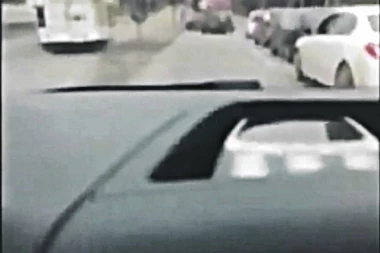 (VIDEO) Autobusom krenuo u suprotan smer da izbegne crveno na semaforu!