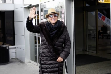 Lepa Brena stigla sa Bora Bore nasmejana i preplanula!