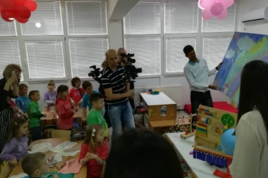 (FOTO/VIDEO) Kad Nole dođe u Srbiju bude nezaboravno: Đuskao i ćaskao sa klincima, a razlog za njegov dolazak u ovo mestašce je za naklon do poda!