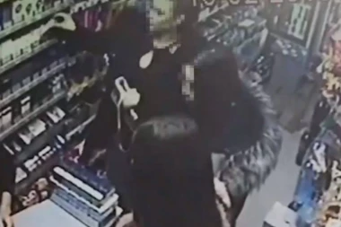 Bahate razbojnice uhvaćene u krađi cigareta: Nisu skidale osmeh ni kada su "provaljene", a onda su doživele neviđen blam