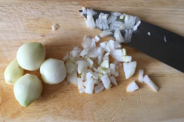 (VIDEO) Ceo život pogrešno sečemo luk! UOPŠTE NAM NIJE POTREBAN NOŽ