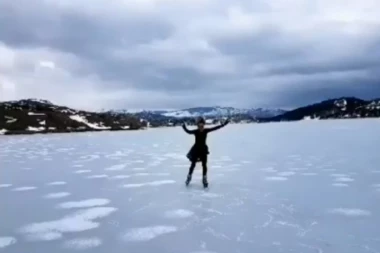 (VIDEO) IMPRESIVNO: Jelica bez straha klizala na zaleđenom jezeru