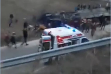 (VIDEO) Jeziva nesreća između Skoplja i Tetova: Autobus se prevrnuo na krov, najmanje 13 mrtvih