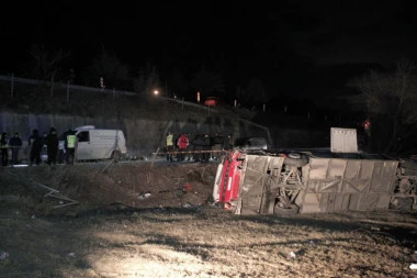 Teška saobraćajna nesreća: Kamion potpuno smrskao automobil, stradale TRI osobe!