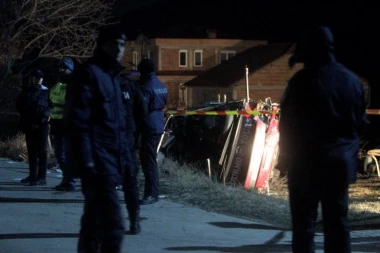 (FOTO) MOLITVE ZA POVREĐENE: Dvodnevna žalost za 14 poginulih u nesreći kod Skoplja!