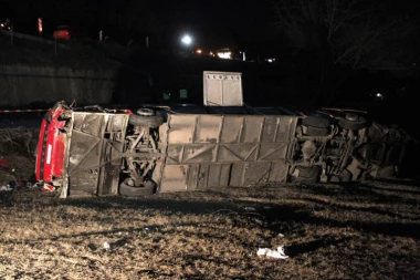 Užas kod Podujeva: Autobus na relaciji Niš - Gračanica sleteo sa puta