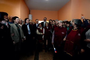 (FOTO) VUČIĆ U BOGATIĆU: Doneo poklone osnovcima