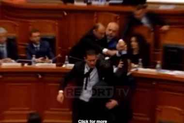 (VIDEO) Skandal: Ramu isprskali mastilom usred Skupštine, ispituje se da li je otrovno