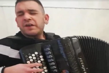 (VIDEO) Bosanac harmonikom opisao sve Balkance: Srbi su posebna priča