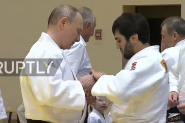 (VIDEO) Putin se povredio na opasnom treningu sa džudistima!