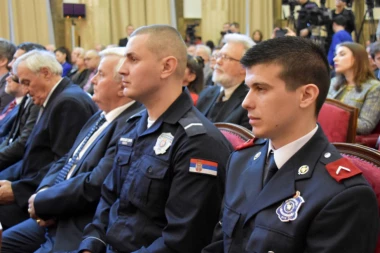 (FOTO) Evo zašto su heroji MUP-a dobili ordene: Goloruk skočio na napadača i izboden 9 puta...