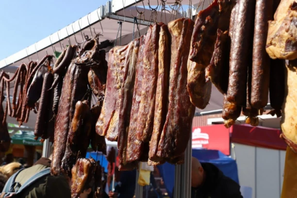 HITNO SE POVLAČE OVE KOBASICE! Pronađena SMRTONOSNA BAKTERIJA!