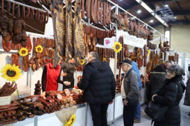 POSLA IMA, SAMO NEMA KO DA RADI: Usluge mesara sve skuplje, svinja od oko 130 kg sa preradom košta skoro 30.000 dinara!