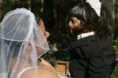 (FOTO) Bizarnije ne može! Udala se za zombi-lutku: Ona je ljubav mog života!