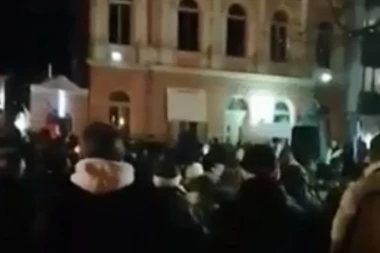 (VIDEO) RAZOTKRIVENI ĐILASOVCI: Plaćaju ljudima 1.200 dinara da šetaju na protestima