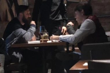 Batinaši Vuka Jeremića fizički napali aktivistu SNS u Pančevu!