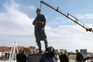 Karma je čudo: Spomenik srpskog krvnika toliko uništen da mora na obnovu!