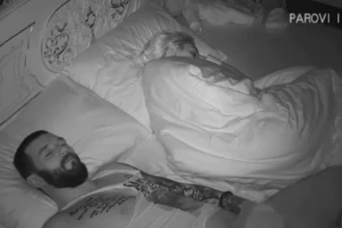 (VIDEO 18+) Sve se vidi: Lakić zavukao ruku u gaće i onanisao!