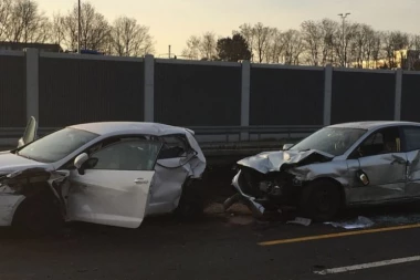 Teška noć Beogradu: U sudaru dva vozila srušila semafor, pored toga još pet saobraćajki noćas
