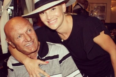 (FOTO) Podočnjaci su joj naduveni od plakanja: Prva fotografija Ilde Šaulić nakon Šabanove smrti!