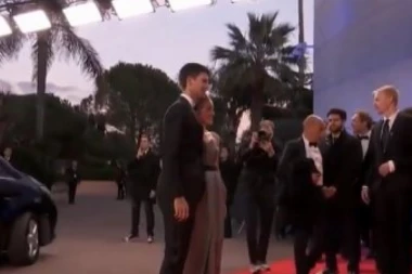 (VIDEO) KAKAV POLJUBAC: Nole i Jelena zablistali na crvenom tepihu