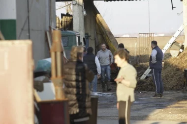 (FOTO) Srce da pukne: Mališan se zapalio igrajući se šibicama u seniku