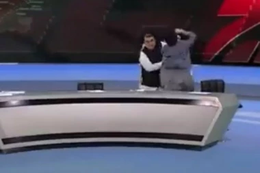 (VIDEO) PESNIČENJE UŽIVO: Kad ponestane argumenata, počinje žešći fajt!