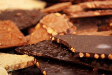 Bela čokolada: Slatki otrov koji svi volimo da pojedemo ponekad!