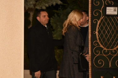 (FOTO) Vidno potresen: Vulin na pragu kuće Šaulića