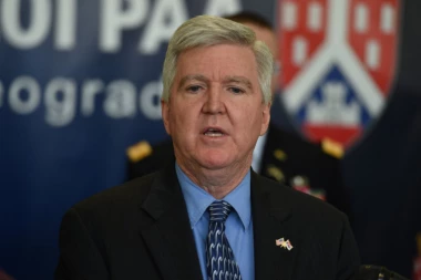 (VIDEO) Skote, kome prodaješ maglu? Studenti u Kragujevcu očitali bukvicu američkom ambasadoru