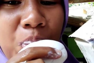 (VIDEO) Liže sapun kao sladoled: Čudan fetiš postao hit na Instagramu