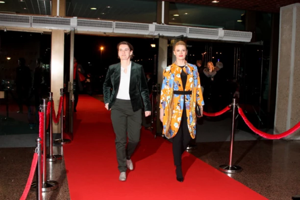 SNIMANJE PARTNERKE ANE BRNABIĆ ZA PRESTIŽNI SVETSKI MAGAZIN: Milica Đurđić promenila nekoliko odevnih kombinacija od kojih zastaje dah (VIDEO)