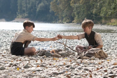 Šta se dešava kada dečaci slučajno postanu svedoci ubistva?