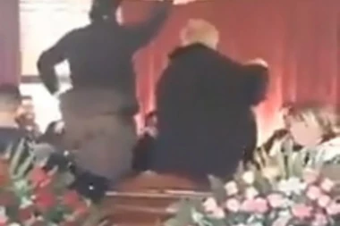 (VIDEO) BIZARNO DO SRŽI! Živa muzika na sahrani: Pomahnitala žena se veseli na sanduku sa pokojnikom!