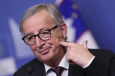 (FOTO) Junker priznao: Za flaster sam kriv sam, nije mi to uradila Tereza Mej!