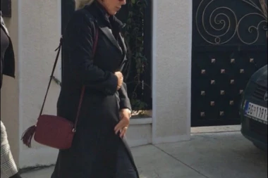 (VIDEO) Lepa Brena stigla kod Šabanovih: Uplakano lice prekrila ogromnim crnim naočarima!